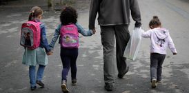 Tres ni�as caminando por el Campo de Marte, antes de entrar en el Curros Enr�quez. 