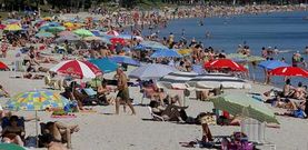 Los gallegos aprovecharon ayer para pasar una jornada de playa, como en el arenal de Barra�a, en Boiro (en la imagen). 