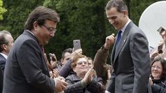 El rey, junto al presidente de la Junta de Extremadura