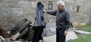 El p�rroco muestra la chapa desprendida, que, por suerte, no caus� da�os personales. 