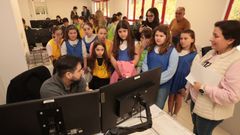 Escolares del Lois Tob�o visitaron EV (en imagen, en la oficina t�cnica, donde se dise�a)