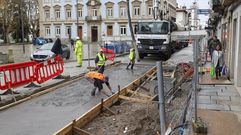 Trabajos de hormigonado este viernes frente a la plaza de la Constituci�n, a la altura del p�rking del Cant�n.