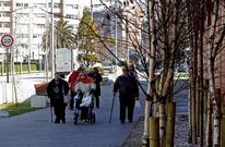 Un grupo de mayores pasea por la avenida Pablo Picasso, en el barrio de Elvi�a.