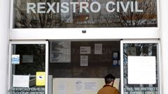 Entrada del registro civil de A Coruña, con un cartel de cita previa, en una imagen de archivo.