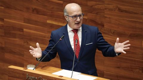 El diputado del PP Asturias, Luis Venta interviene en el pleno de la Junta General durante la aprobaci�n de los Presupuestos de Asturias para el pr�ximo a�o