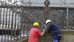Operarios trabajando hace tres a�os para llevarse a restaurar la rejer�a que fue escalada por los j�venes.
