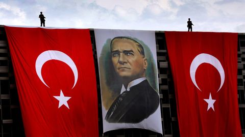 Polic�as armados observan el Parque Gezi en la plaza Taksim de Estambul