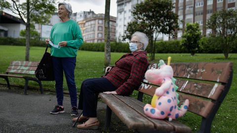 Mayores paseando por A Coru�a esta ma�ana