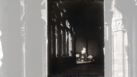 Una esquina del claustro gtico de la catedral de Oviedo. Imagen tomada en 1917