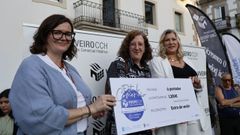 M�nica, vecina de O Vicedo, en el centro, que result� ganadora con un boleto de Moda Jim, entre dos miembros del CCH de Viveiro