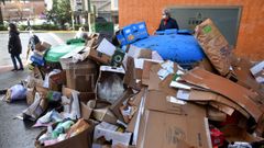 Vecinos detrs de un montn de cartones acumulados en la acera durante la huelga del 2022