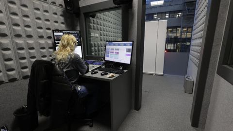 Una t�cnica de Radio Voz, en una de las cabinas de control