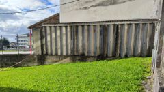 Estado del muro entre dos centros educativos de Nar�n