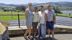 Mari Carmen y Germán, de Barreiros, con Hamdi, el niño que acogen, y con Nerea, su hija mayor