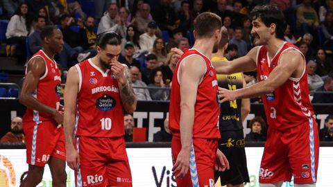 Andric se dirige a Kurucs antes de reanudar el partido tras un tiempo muerto.