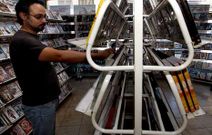 El videoclub Krypton, regentado por Antonio Pombo, resiste a la pirater�a.