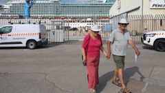 Dos turistas saliendo del crucero Ventura, que visit� Ferrol el d�a del eclipse.
