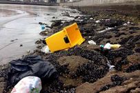 La basura qued� desperdigada por toda la playa.