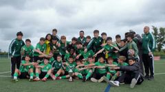 Los infantiles burelenses celebran su t�tulo tras vencer 0-3 al Castro.