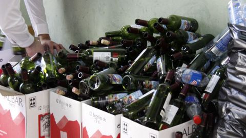 O Barco se rindi al botelo.El despus de las botellas de vino