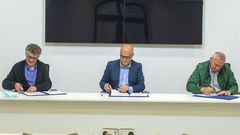 Manuel Seoane, Jose Manuel Baltar y Delf�n Caseiro, en la firma del convenio
