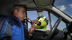 Control de alcoholemia realizado a un conductor por la Guardia Civil de Tr�fico