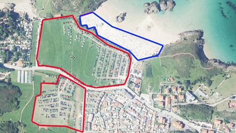 Vista a�rea de la playa de Borizu, Llanes (en azul) y de los parkings privados m�s cercanos (en rojo), con una superficie cinco veces mayor que el arenal en marea alta