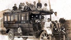 Un autobús de línea de Foz, a principios del siglo XX, con pasajeros en el techo