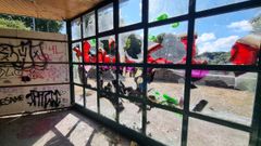 Mirador del Mio. Interior de la cafetera que lleg a funcionar hasta hace dos dcadas en la zona ms prxima a la pasarela que cruza la N-6. Tanto el interior como el exterior est lleno de maleza, cristales y mobiliario destrozado, adems de zonas okupadas