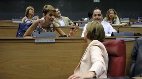 Mara Chivite, secretaria general del PSN y presidenta de Navarra, conversa en el Parlamento Foral con Uxue Barkos