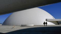 Dos personas pasean por la explanada del Centro Niemeyer de Avil�s
