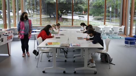 Silvia Cebeira, junto a las asistentas al taller de «lettering» en el nuevo Remanso, en A Coruña