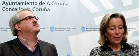 Roberto Coira y Rosa Gallego, durante una rueda de prensa en el Sal�n Real de Mar�a Pita. 
