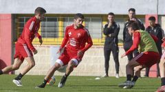 Entrenamiento de la plantilla racinguista en el campo de A G�ndara