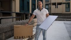 David Faro muestra uno de los equipos Starlink que utiliza para conectar las alarmas al sat�lite