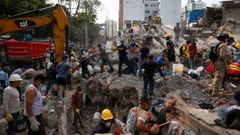 Los rescatistas, buscando ayer supervivientes en los edificios derrumbados en Cali.