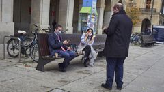 Tres personas se toman un caf� en la calle en Navarra