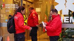 Bomberos portugueses en una cl�nica sanitaria de Oporto