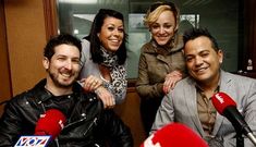 Ricardo, Roc�o, Patricia e Iv�n, las voces de Canad�, en el estudio de Radio Voz Berganti�os.