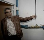 Un vecino muestra uno de tubos de luz cortados.