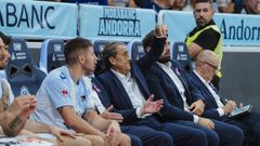 Luis Casimiro sentado en el banquillo del pabell�n de Andorra