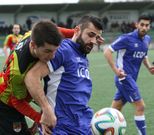 El larach�s Beto, autor del gol de la victoria, pugna con el delantero redondelano Silva. 