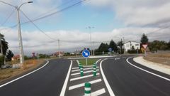 Una rotonda y un nuevo balizamiento elimina la peligrosidad y reduce la velocidad en este cruce de la AC-164, en Bergondo.