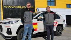 Hugo Velasco y Celso Roces junto al nuevo Suzuki Across con el que afrontar�n el Campeonato de Espa�a de Energ�as Alternativas