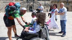 Gonzalo P�rez al llegar al Obradoiro, con Patricia y Sonia, j�venes gallegas con ataxia telangiectasia
