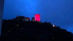 La torre del homenaje iluminada de rojo con motivo del Da Mundial del Sida
