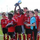 La plantilla del Toronto F.C. levantando su trofeo en Dallas. 
