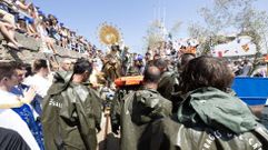 Momento en el que los compa�eros postran el n�ufrago ante la Virxe do Carme 
