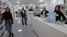 Valeria S�nchez, la segunda empezando por la izquierda, cuenta con un amplio equipo para desarrollar la atenci�n al cliente en sus canales de redes sociales y en la p�gina web de Farmacia Ted�n. Las oficinas se encuentran en la avenida de Arteixo, separadas de la c�ntrica e hist�rica botica coru�esa.