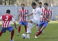 El boirista Rub�n M�rquez (de blanco) rodeado de contrarios ayer en el campo de O Roxo. 